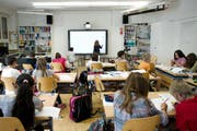 Der Lehrplan 21 hält in ihrem Schulalltag Einzug: Schülerinnen und Schüler in Stansstad im Jahr 2014. (Bild: Corinne Glanzmann / Neue NZ)
