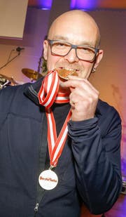 Thomas Heiner mit zwei seiner Auszeichnungen. (Bild: PD)
