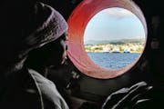 Eine Asylsuchende blickt aus dem Rettungsschiff, das sie nach Sizilien bringt. Aufgenommen am 25. Juni. (Bild: AP/Bram Janssen)