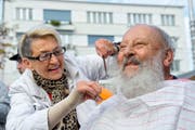 «Am Bart so wenig wie möglich.» Coiffeuse Rogée Mehr stutzt Hans Ochsenbein auf dem Krienser Dorfplatz den Bart. Bild: Dominik Wunderli (27. Oktober 2016)