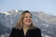 Heidi Z'graggen bei der Bekanntgabe ihrer Ständeratkandidatur auf dem Badesteg am Urnersee. (Bild Daniel Regli/Neue UZ)