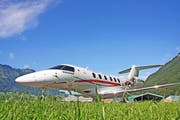 «Auf den Tag haben wir in den vergangenen acht Jahren hart hingearbeitet», sagt Pilatus-Chef Oscar J. Schwenk. Das Bild zeigt den Prototypen des neuen Business-Jets PC-24 am Tag des Erstflugs beim Weg auf die Startpiste. (Bild: PD)