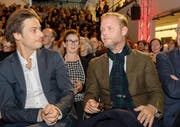 Christian Kracht (rechts) im Moment, als sein Sieg verkündet wird. Links beäugt vom ebenfalls nominierten Sacha Batthyany, der bei vielen als Favorit gegolten hat. (Bild: Georgios Kefalas/Keystone)