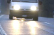 Ursache des Sturzes sei das Fahrlicht eines entgegenkommenden Autos gewesen, sagte der gestürzte Töfffahrer. (Symbolbild / Archiv LZ)