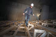 Maréchaux-Lehrling Matteo di Berardino bei der Arbeit in einem der Kinosäle der Mall of Switzerland. (Bild: Dominik Wunderli (Ebikon, 24. Februar 2017))