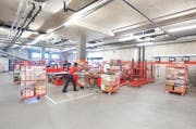 Im Warenumschlagszentrum sind die beladenen Rollbehälter bereit für die Auslieferung. (Bild: pd)