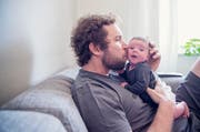 Damit junge Väter in Zukunft 20 Tage «Baby-Urlaub» machen können, müsste der Staat jährlich rund 400 Millionen Franken aufwenden - zu viel für manche CVP-Politiker. (Bild: Getty)