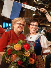Strahlende Siegerin: Romana Zumbühl (links) mit Eveline Bättig, «Landfrauenküchen»-Teilnehmerin 2011 aus Kaltbach. (Bild: PD)
