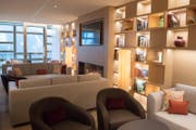 Bei Krankenversicherern umstritten: Aufnahme der Rehabilitationsklinik im Luxus-Waldhotel auf dem Bürgenstock. Auf dem Bild ist die Lobby zu sehen. (Bild: Boris Bürgisser (Bürgenstock, 14. Dezember 2017))