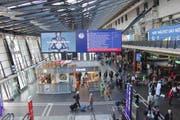 Die neue LED-Anzeigetafel wurde in der Nacht montiert und läuft zurzeit noch im Testbetrieb. (Bild: Stefanie Nopper / luzernerzeitung.ch)