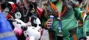 Fasnacht und Alkohol gehören für viele zusammen. (Bild: Werner Schelbert (Zug, 8. Februar 2018))