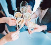 Apéros gehören in vielen Betrieben dazu – für manche sind sie eine unwillkommene Versuchung. (Bild: Getty)