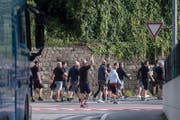 Sie liefen quer durch Luzern und skandierten Fangesänge: Die Anhänger des NK Osijek. (Bild: Luzerner Zeitung)