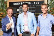 Moderator Roman Kilchsperger (mitte), Komoderator Reto Scherrer (rechts) und Schiedsrichter Dani Müller. (Bild SRF)
