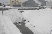 Die private Schnee-Entsorgung vor einer Brücke verstopfte das Gewässerbett des Baches. (Bild: PD)