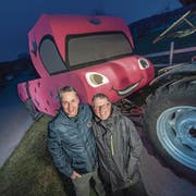 Christian Amhof von der Bannerzunft Hämikon-Müswangen und Charly Spielhofer (Präsident der Zunft) vor dem diesjährigen Umzugswagen. (Bild: Pius Amrein / Luzerner Zeitung (Luzern, 5.2.2018))