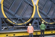 Zwei Arbeiter schauen sich die neue Gondel an. (Bild: Urs Flüeler / Keystone (Schwyz, 12. Oktober 2017))
