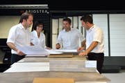 Die Marmobisa AG hat sich auf den Handel mit Granit, Parkett und Natursteinen spezialisiert. Im Bild (v. l. n. r) die Inhaberfamilie: Daniel, Silvia, Patrick und René Bircher. (Bild: Nadia Schärli / Neue LZ)