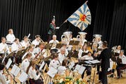 Die Musikgesellschaft Harmonie Sempach begeisterte mit der Uraufführung des Festmarsches «Sempach 2015». (Bild: Pius Amrein / Neue LZ)