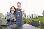Wieder daheim auf der Terasse: Nina und Stefan Aumann in Zug. (Bild: Werner Schelbert/ZZ, Zug, 25. April 2017)