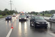 Auf der Autobahn kam der Verkehr zum Erliegen, Geduld war gefragt. (Bild: PD, Zuger Polizei)