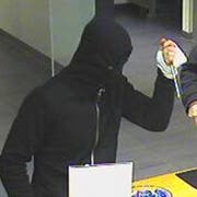 Banküberfall in Lachen: Der Täter bedrohte das Personal mit einem Schraubenzieher und forderte die Herausgabe von Geld. (Bild: Kantonspolizei Schwyz)