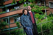 «Unsere Inspirationen holen wir uns vor allem im normalen Alltag, den wir uns unbedingt bewahren möchten»: Lo (rechts) und Leduc in ihrer Heimatstadt Bern (Bild Pius Amrein)