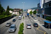 Die Zentralstrasse in Ebikon auf Höhe Ladengasse (Blick Richtung Root). Die heute vierspurige Strasse soll auf zwei Spuren reduziert werden und rechts einer Flaniermeile Platz machen. (Bild Corinne Glanzmann)