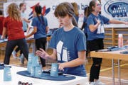 Das Stapeln der Becher erfordert Geschick und Geschwindigkeit. (Bild: Werner Schelbert (Baar, 5. November 2017))