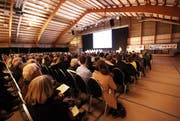 Derart gut besuchte Gemeindeversammlungen wie am 29. November 2011, als sich fast 1000 Personen in der Adligenswiler Tennishalle trafen, sind äusserst selten. (Bild: Manuela Jans / Neue LZ)