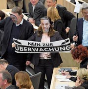 Parlamentarier der Liste Pilz demonstrieren im Rahmen einer Parlamentssitzung mit Papiermasken des Innenministers Herbert Kickl gegen dessen Politik. (Bild: Roland Schlager/APA (Wien, 28. Februar))