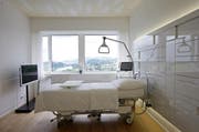 Blick in ein Zimmer der neuen Privatabteilung im Luzerner Kantonsspital. (Bild: Philipp Schmidli / Neue LZ)