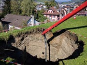 Das Loch hat eine Tiefe von mehreren Metern. (Bild: Geri Holdener, Bote der Urschweiz)