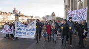 Schüler demonstrieren mit dem Transparent «Lasst uns die Zukunft - sonst nehmen wir sie euch» gegen die Sparpläne. (Bild: Keystone)