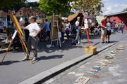 Demonstrierten mit Halbfertigem gegen Sparmassnahmen im Kunstbereich: Kunstschaffende am Mühleplatz in Luzern. (Bild: PD/Catherine Huth)