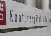 Schild beim Eingangsbereich des Kantonsspitals Nidwalden. (Bild Fabian Fellmann/Neue NZ)