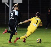Der Stürmer Marco Colocci wird Chams Torhüter Sebastiano Gallo zum 2:1 bezwingen. (Bild: Raphael Biermayr (Zürich, 18. November 2017))