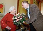 Blumen vom Stadtpräsidenten: Dolfi Müller gratuliert der Jubilarin Lina Eigenmann-Röllin. (Bild: Stefan Kaiser (Zug, 18. April 2017))