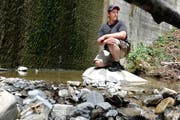 Armin von Deschwanden, Fischereiaufseher von Obwalden, hat den eidgenössischen Fachausweis erhalten. Im Archivbild kontrolliert er die Wassermenge beim Schlimbach in Wilen. (Bild: Corinne Glanzmann (Neue NZ))
