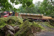 Der Lastwagen beim Transport der 10 Tonnen schweren Last. (Bild: pd)