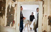 Denkmalpfleger Peter Omachen (von links) besucht mit Erich Vogler und Beda Dillier die Baustelle im Majorenhaus in Alpnachstad. (Bild: Corinne Glanzmann)