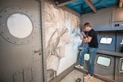Airbrush-Künstler Ueli Klemenjak gestaltet im neuen SGV-Schiff «MS 2017» einen Raum im Untergeschoss. (Bild: Roger Grütter (Luzern, 28. März 2017))