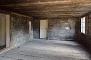 Die «Schwarze Stube» aus dem Schwyzer Dorfbach vor der Demontage. (Bild: Kant. Denkmalpflege Schwyz/G. Sidler)