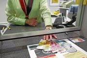Alle Poststellen sollen künftig dazu verpflichtet werden, ihren Kunden bis zu 5000 Franken auszuzahlen. (Archivbild: Philipp Schmidli)