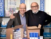Ueli Breitschmid, Inhaber der Curaden International AG (rechts), und der Leiter Forschung und Entwicklung, Mathias Mütsch, hier eine Aufnahme aus dem Jahr 2013, sind auf Expansionskurs. (Bild: PD)