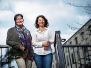 Brigitte Hug Schuler (links) und Christine Bischof leiten die Asylgruppe Hünenberg. (Bild: Stefan Kaiser (Cham, 5. April 2017))