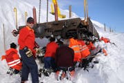 Eine Lawine warf 2009 einen Regionalzug der Matterhorn-Gotthard-Bahn aus der Schiene. Auf dem Bild wird ein Wagen geborgen. (Bild: Urs Hanhart)