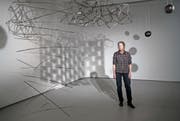 Barbara Jäggis mobileartige Installation in den neuen Räumlichkeiten der Galerie Kriens entführt in einen Zustand der Entspannung. (Bild: Manuela Jans-Koch (26. Januar 2018))