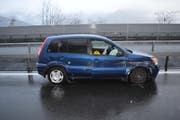 Bei dem Selbstunfall auf der Autobahn A2 bei Beckenried im Kanton Nidwalden wurden die zwei Fahrzeuginsassen leicht verletzt. (Bild: PD)