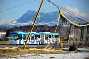 Ein Bus der Linie 53 fährt über den Flugplatz Emmen. Die Linie soll ab 2011 anders geführt werden. (Bild Pius Amrein/Neue LZ)